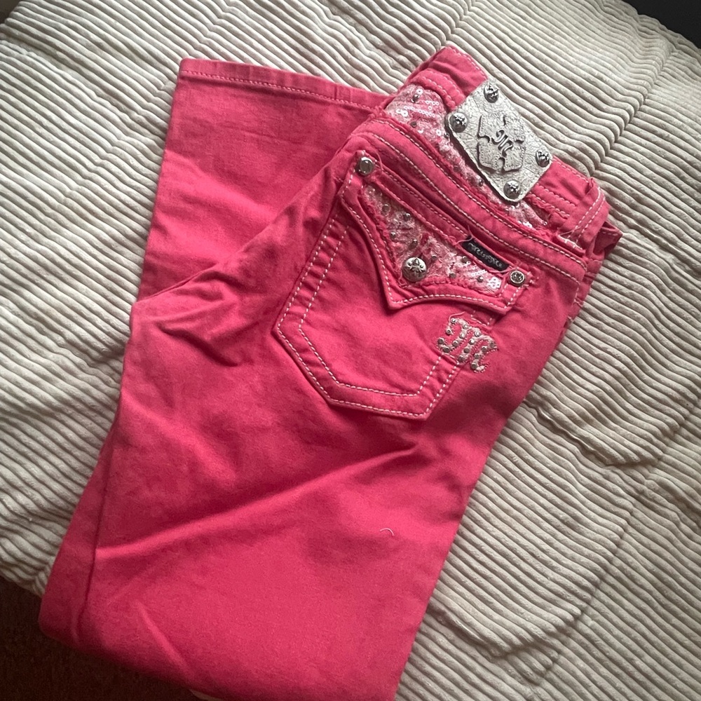 MISS ME Women’s coral cropped jeans from Buckle with sequined detail.